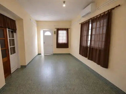 VENTA CASA DE 3 DORMITORIOS Y COCHERA ZONA OESTE
