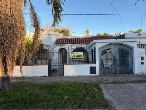 Casa en venta de 3 dormitorios ideal para reciclar en Funes