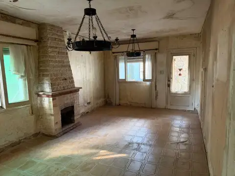 Casa en venta de 3 dormitorios ideal para reciclar en Funes
