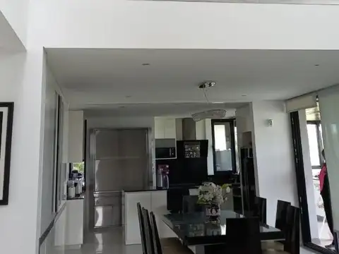 Casa en Alquiler con 7 cocheras