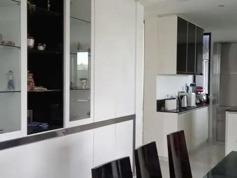 Casa 7 ambientes con 8 baños