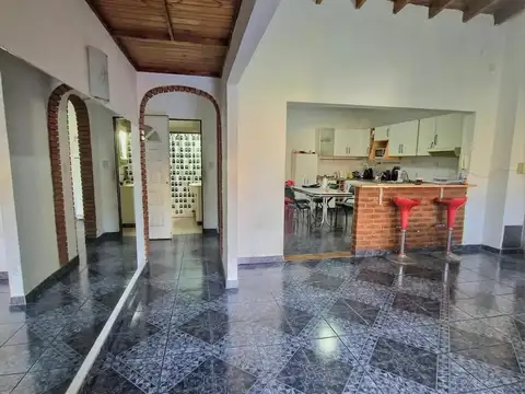 CASA 3 AMBIENTES - VILLA BALLESTER - COCHERA - PILETA