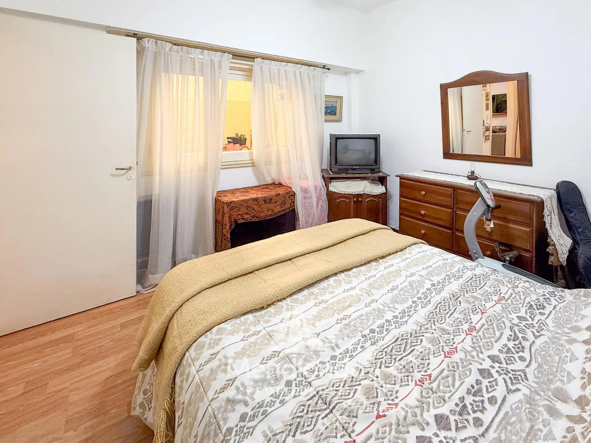 Depto 3 amb en PB con 2 patios. Baño completo. Lavadero y toilette. LUZ GAS AGUA todo Nuevo.