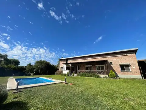 Venta Casa en Funes - 2 dormitorios, gran parque y pileta