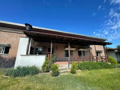 Venta Casa en Funes - 2 dormitorios, gran parque y pileta