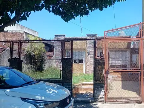 Casa en Venta en VILLA LUGANO con 6 ambientes 2 Cocinas 2 Baños Garaje Fondo libre