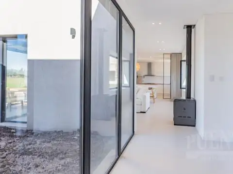 Casa en Alquiler con 5 cocheras