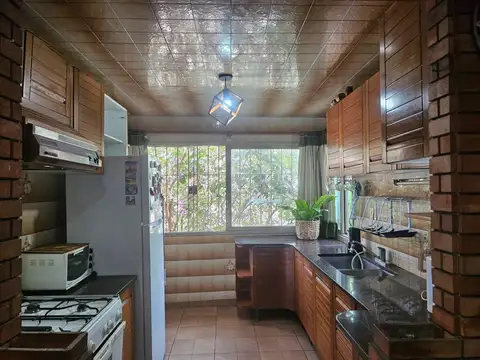 Casa de 3 Pisos con Terraza y Quincho