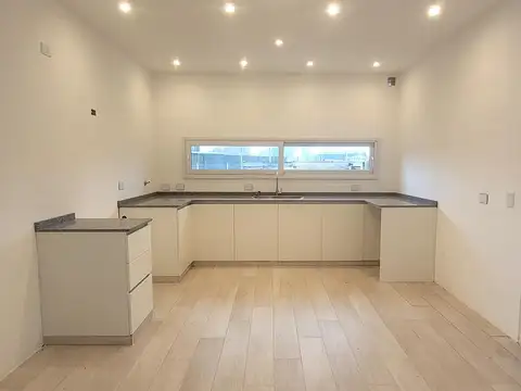Casa en Venta con 4 cocheras