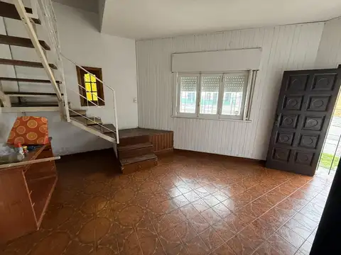 Casa  5 ambientes en ALQUILER con Cochera y Patio - en Villa Dominico - Avellaneda
