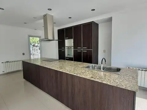 Casa en Alquiler con 2 cocheras
