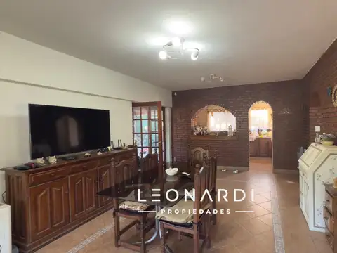 Casa 4 ambientes con 2 baños