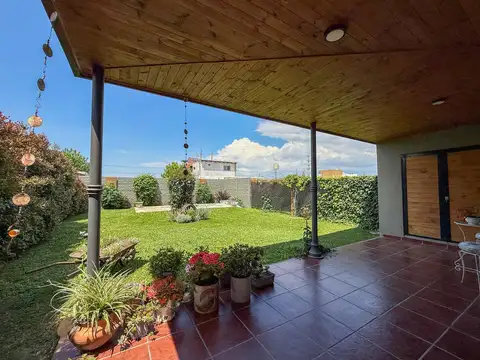 Venta  casa de 1 dormitorio con pileta barrio Lomas de Alicia, Baigorria