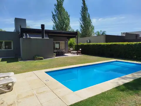 Casa en Alquiler Temporal con 2 cocheras