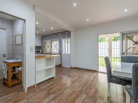 Casa. 6 ambientes. Reciclada 2020. Terraza y jardín. Cochera y parrilla. Villa Urquiza