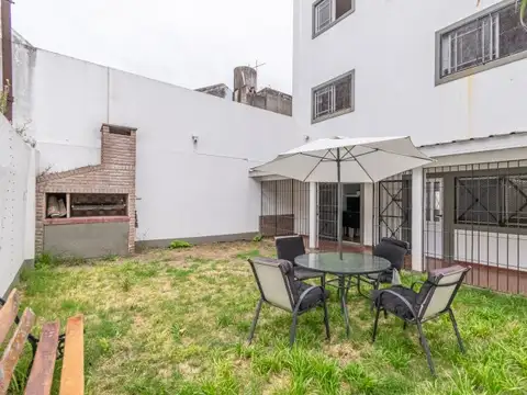 Casa. 6 ambientes. Reciclada 2020. Terraza y jardín. Cochera y parrilla. Villa Urquiza