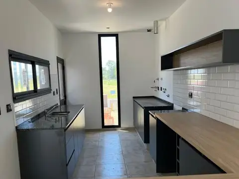 Casa 8 ambientes con 2 baños