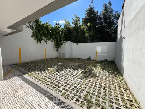 COCHERA FIJA DESCUBIERTA EN PLANTA BAJA EN BOGOTA AL 1600