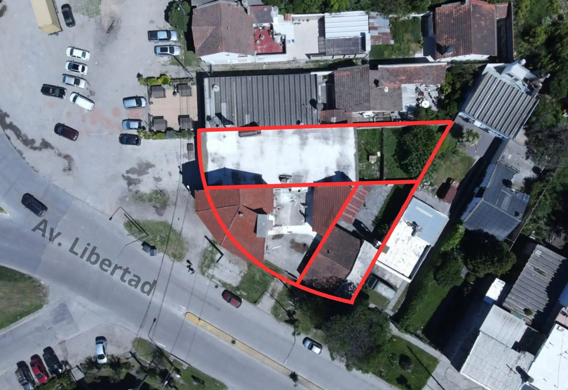 Venta terreno en esquina para desarrollo sobre Av. Libertad y Champagnat, 826m²