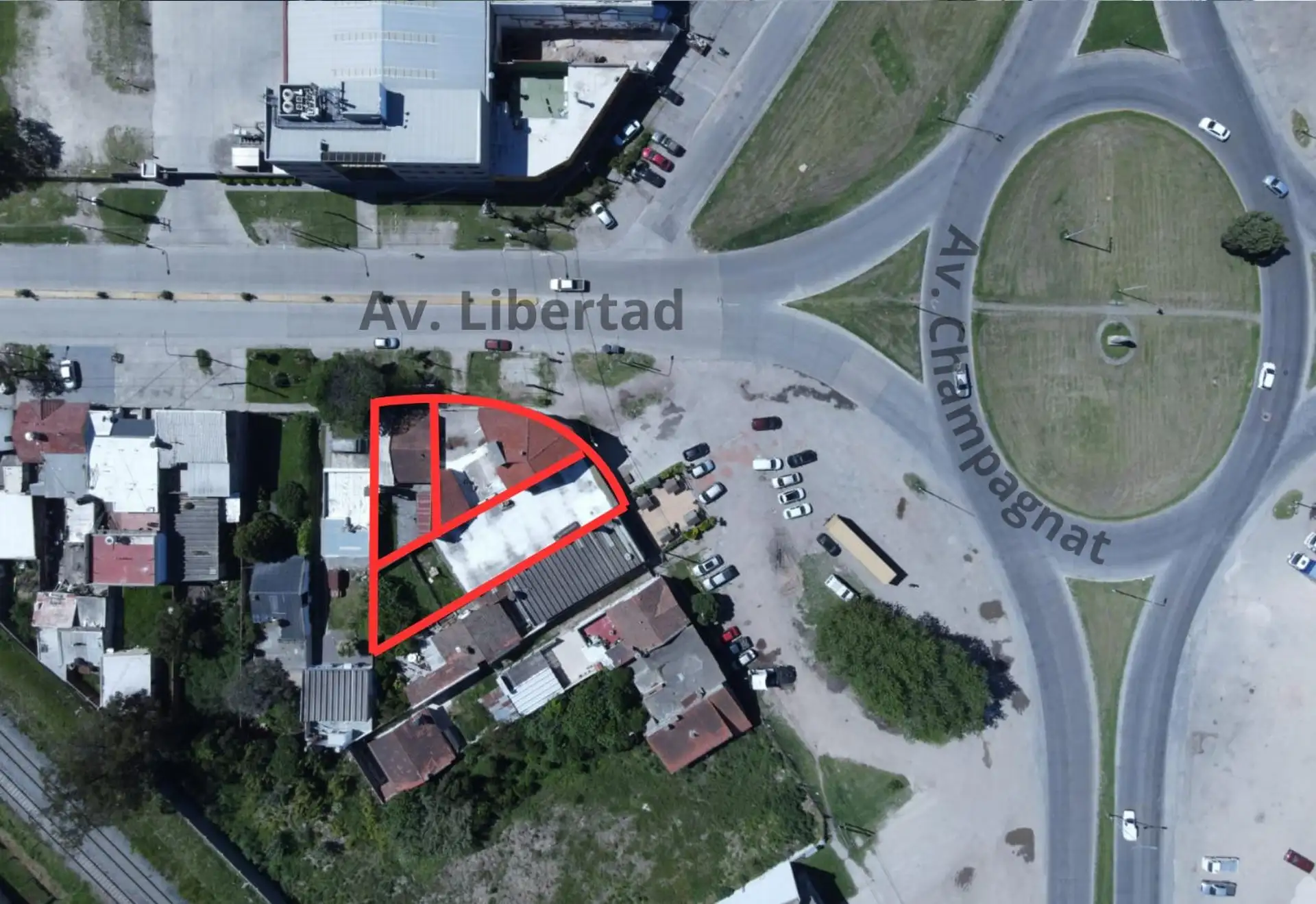 Venta terreno en esquina para desarrollo sobre Av. Libertad y Champagnat, 826m²