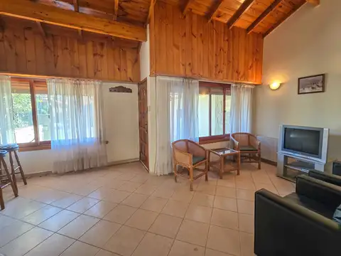 Casa 5 ambientes con parque- Mogotes