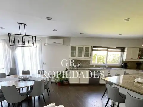 Casa en Venta con 6 cocheras
