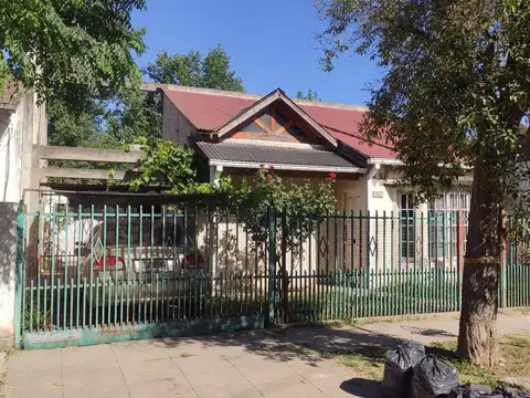 Venta casa con oficina y galería semi cubierta