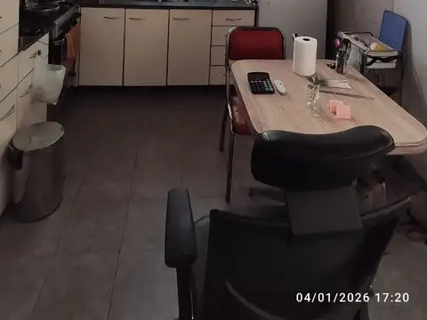 Venta casa con oficina y galería semi cubierta