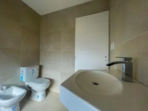 Casa 5 ambientes con 4 baños