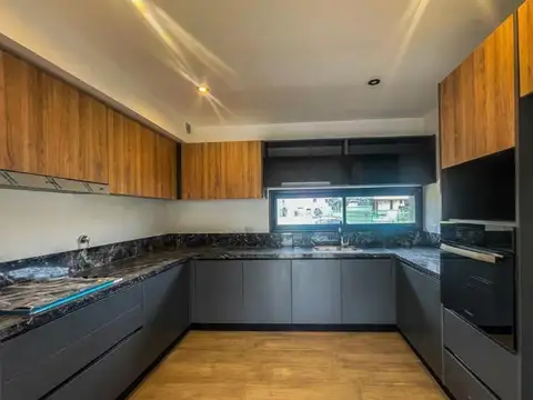 Casa 5 ambientes con 4 baños