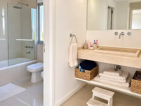 Casa 4 ambientes con 2 baños