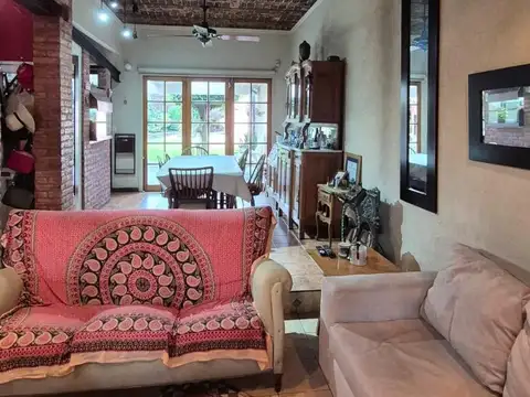 hermoso chalet con fondo y piscina