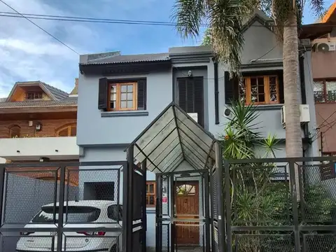 hermoso chalet con fondo y piscina