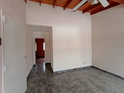 PARA INVERSORES   CASA MULTIFAMILIAR TRES DEPTOS. Y GALPON DE 150M2.