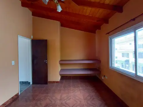 PARA INVERSORES   CASA MULTIFAMILIAR TRES DEPTOS. Y GALPON DE 150M2.