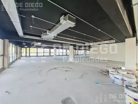 Oficina en Alquiler con 4 cocheras