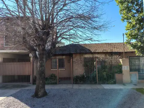 Venta Casa tipo chalet barrio Colcas Don Torcuato, con monoambiente, acceso independiente