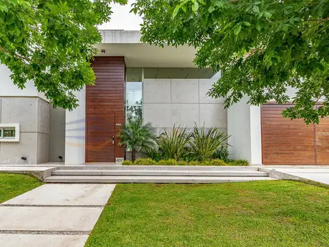 Casa 8 ambientes con 5 baños