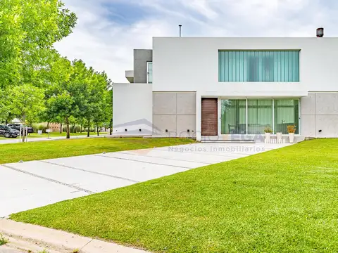 Casa en Venta con 3 cocheras