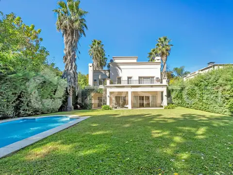 Casa en venta en La Pradera de tres plantas y gran jardín con piscina