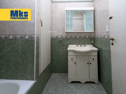 Departamento en venta de cuatro ambientes. Semipiso. Luminoso. Vista al río.