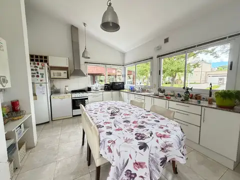 Casa 6 ambientes con 2 baños