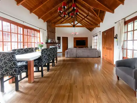 Casa 5 ambientes con 4 baños