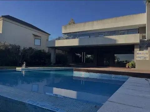 Casa 7 ambientes con 5 baños