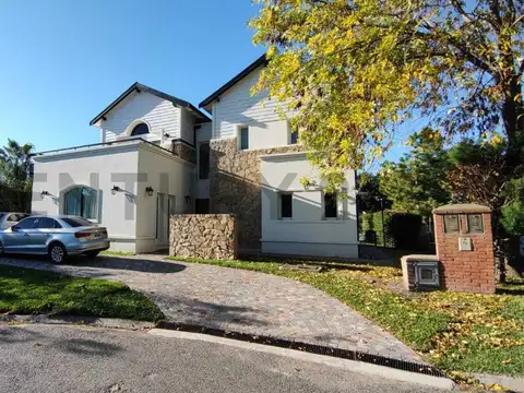 Casa 6 ambientes con 3 baños