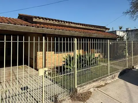 Casa 3 amb. c/patio y cochera | Morón