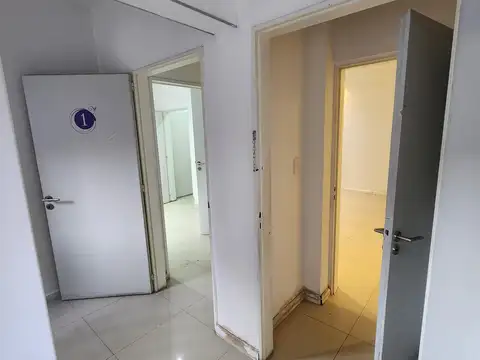 Oficina 6 ambientes con 2 baños