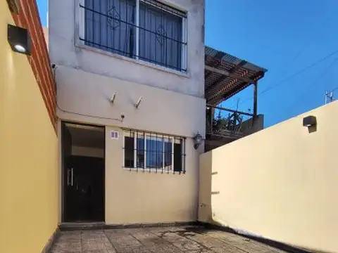 PH 3 ambientes con patio y cochera en alquiler en Morón sur