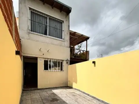 PH 3 ambientes con patio y cochera en alquiler en Morón sur