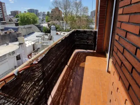 Caseros centro. Departamento monoambiente con balcón